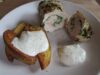 Putenbrustfiletröllchen mit Basilikumpesto, Kartoffelspalten und Sour Creme k IMG