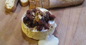 Geräucherter Camembert von der Zedernholzplanke mit Kirschchutney geräucherter camembert