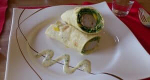 Bratwurstwrap mit Rucola, Mango und Honig-Senfsauce DSC e
