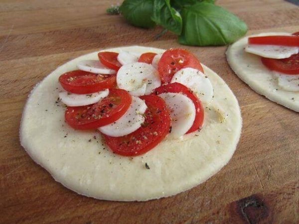 Fingerfood Rezept - Garnelen mit Tomaten und Ziegenkäse auf Blätterteig ...