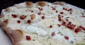 Flammkuchen auf dem Pizzastein vom Grill k IMG