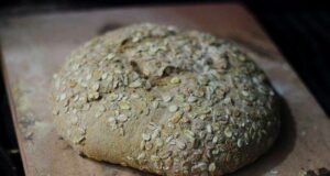 Weizenvollkornbrot auf dem Pizzastein aus dem Grill marked