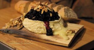 Geräucherter Camembert von der Zedernholzplanke mit Blaubeer Portwein Chutney Weber´s Räuchern
