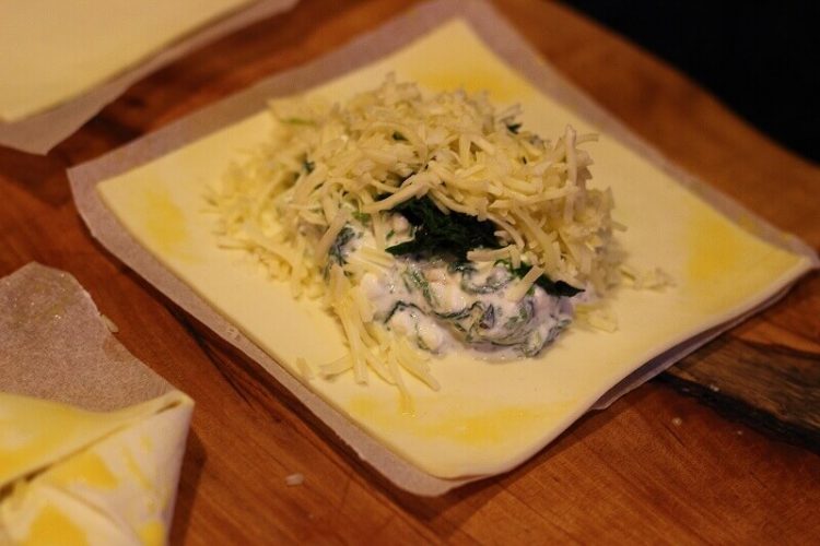 Blätterteig mit Spinat Käse Füllung vom Grill - LivingBBQ.de