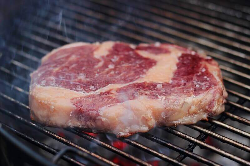 das perfekte Steak auflegen über direkter Hitze