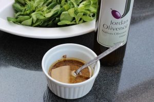 LivingBBQ Fruchtiger Feldsalat mit Mango GrillbeilageDressing mit Olivenöl