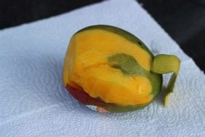 LivingBBQ Fruchtiger Feldsalat mit Mango GrillbeilageMango schlälen