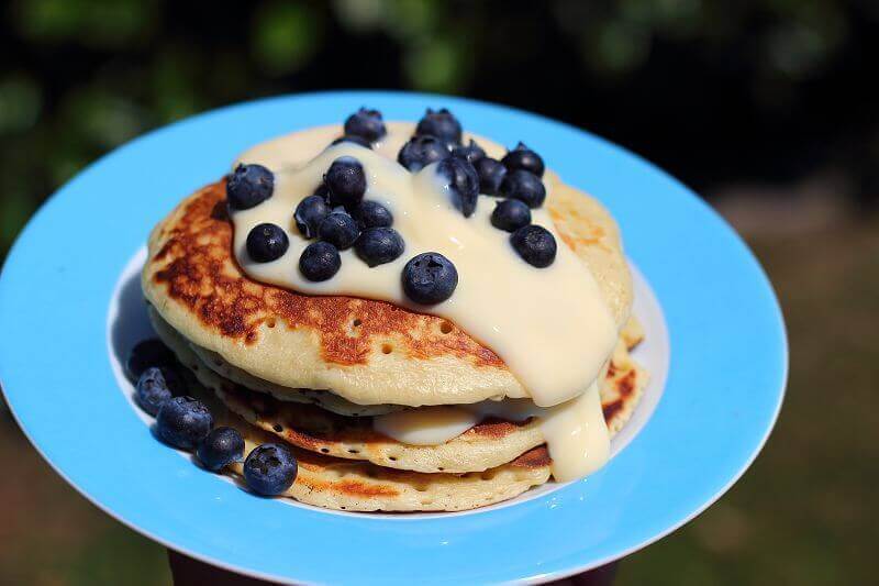 LivingBBQ Pancakes von der PlanchaBlaubeer Pancake mit Vanillesauce