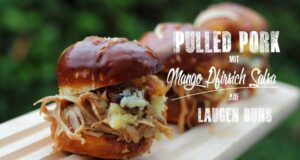 Pulled Pork Burger mit Mango Pfirsich Salsa auf Laugen-Buns Pulled Pork mit Mango Pfirsich Salsa auf Laugenbuns