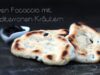 Focaccia mit Oliven und mediterranen Kräutern Oliven gefülltes Focaccia mit mediterranen Kräutern