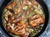 Cajun Hähnchenschenkel auf Gemüse aus dem Dutch Oven