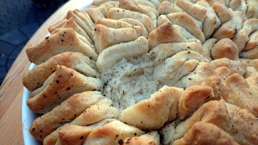 Party Brot Rezept: Zupfbrot mit Kräuterbutter | Living BBQ
