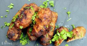 Cevapcici Rezept vom Grill mit Ajvar Cevapcici angerichtet