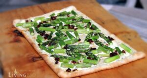 Flammkuchen Rezept mit grünem Spargel und getrockneten Tomaten Flammkuchen Rezept mit getrockneten Tomaten und grünem Spargel