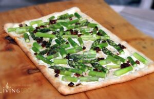 Flammkuchen Rezept mit grünem Spargel und getrockneten Tomaten Flammkuchen Rezept mit getrockneten Tomaten und grünem Spargel