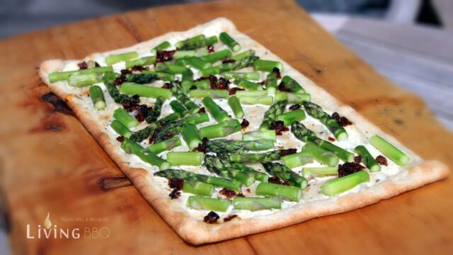 Flammkuchen Rezept mit getrockneten Tomaten und grünem Spargel