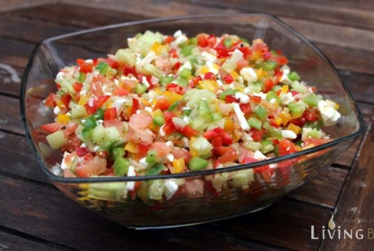 Griechischer Salat (Hirtensalat) als Grillbeilage