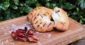 Focaccia mit getrockneten Tomaten Focaccia mit getrockneten Tomaten und Kräutern