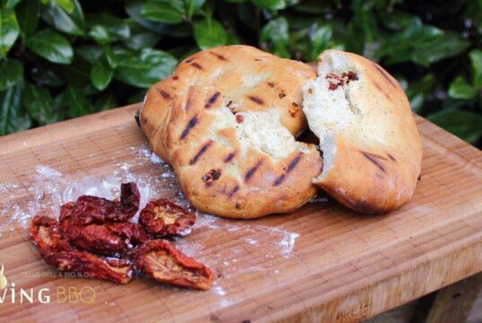 Focaccia mit getrockneten Tomaten Focaccia mit getrockneten Tomaten und Kräutern