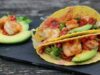 Taco Shells Mais Tortillas mit Garnelen und Avocado