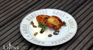 Gegrillter Bergpfirsich mit Vanillejoghurt, Kürbiskernkrokant und Basilikum gegrillter Bergpfirsich mit karamellisierten Kürbiskernen