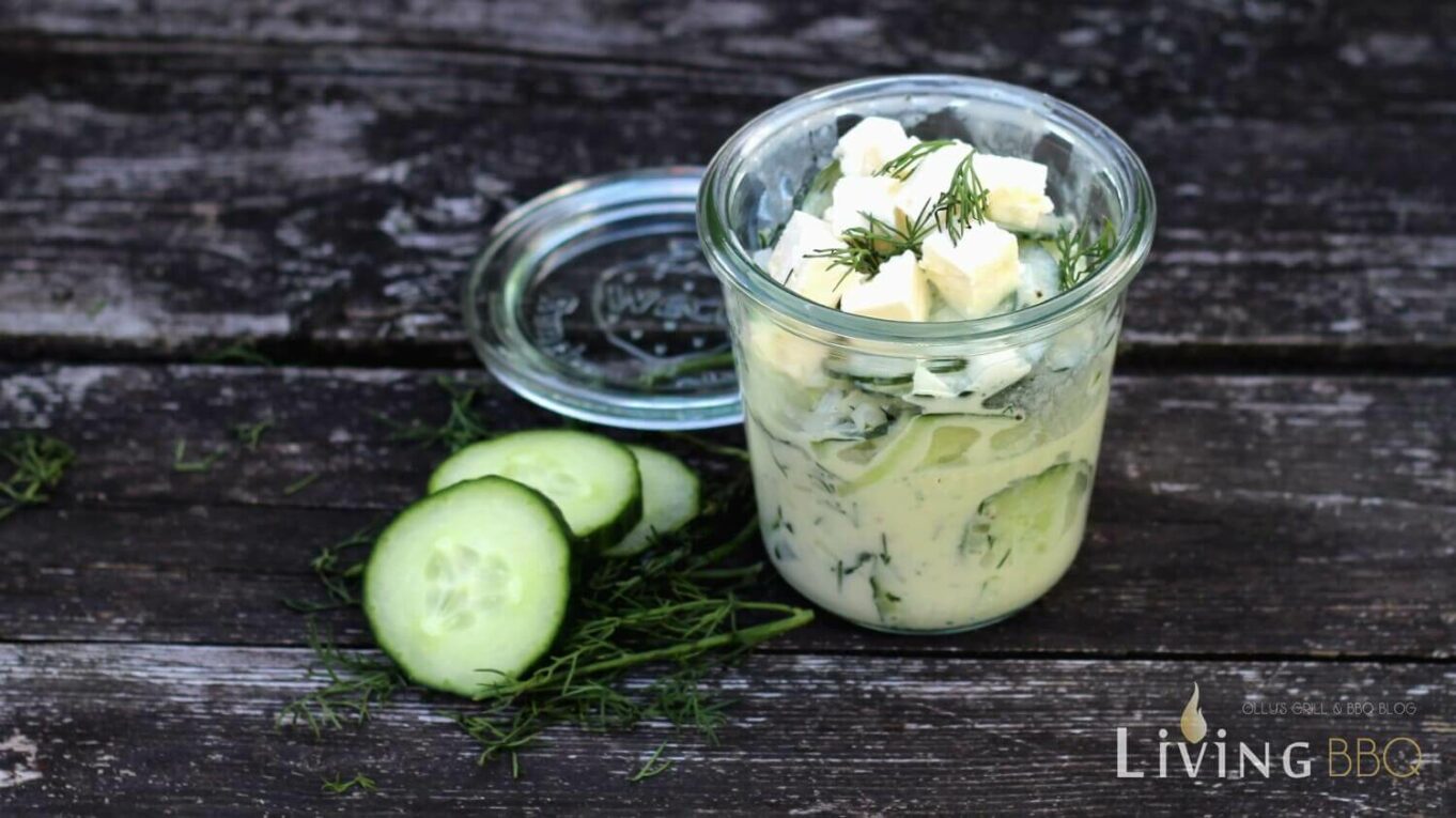 Gurkensalat mit Sahne, Fetakäse und Dill im Glas | LivingBBQ.de