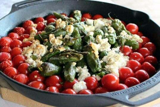 Mediterrane Pfanne mit Pimientos de Padron, Tomaten und Fetakäse Beilage zum Grillen Mediterrane Pfanne