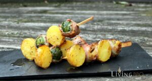 Rosenkohl Spieße mit Speck und Kartoffeln grillen Rosenkohl Kartoffel Spieße Wintergrillen
