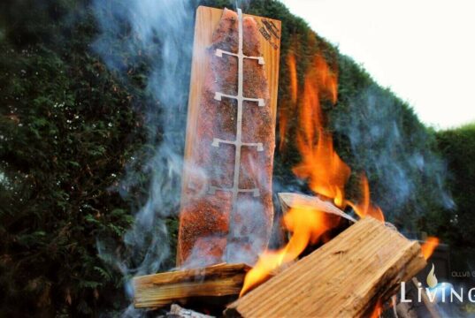 Flammlachs aus der Feuerschale vom Flammlachs-Brett Flammlachs Feuerschale Flammlachs-Brett