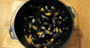 Miesmuscheln in Metaxasauce aus dem Dutch Oven MIesmuscheln in Metaxasauce