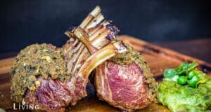 Lammkarree mit Kräuterkruste von der Holzplanke Lammkarree mit Kräuterkruste