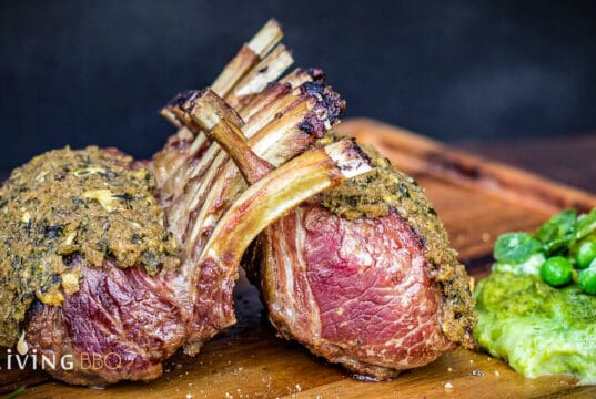 Lammkarree mit Kräuterkruste von der Holzplanke Lammkarree mit Kräuterkruste