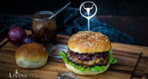 Moesta-BBQ Burger Presse No. 1 und Spieße im Test mit einem Portweinzwiebel Burger Moesta BBQ Hamburgerpresse