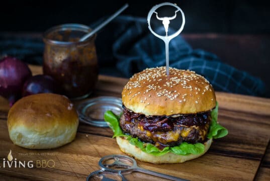 Moesta-BBQ Burger Presse No. 1 und Spieße im Test mit einem Portweinzwiebel Burger Moesta BBQ Hamburgerpresse