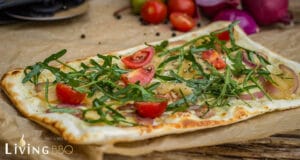 Flammkuchen vom Pizzastein im Grill Mediterraner Flammkuchen mit Birne vom Grill