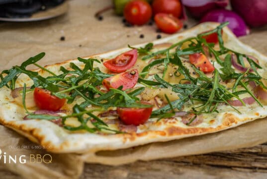 Flammkuchen vom Pizzastein im Grill Mediterraner Flammkuchen mit Birne vom Grill