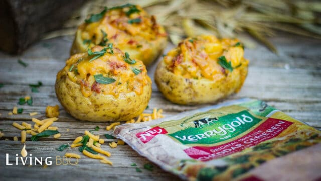 Ofenkartoffel mit geriebenem Cheddarkäse