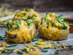Backkartoffel mit Cheddarkäse und Broccoli
