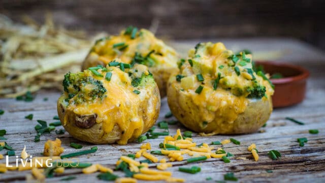 Backkartoffel mit Cheddarkäse und Broccoli