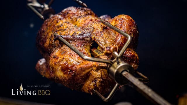 knusprige Ente von der Rotisserie auf dem Grillac