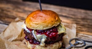 Blauschimmelkäse Burger mit Preiselbeeren Burger mit Blauschimmelkäse