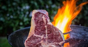 Feuerplatte (Pyron Plate) von Feuerhand – Porterhouse Steak auf der Feuertonne Feuerplatte Pyron Plate T-Bone
