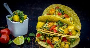 Taco Shells gefüllt mit Avocado-Mango Salsa Avocado Mango Salsa Taco Shells