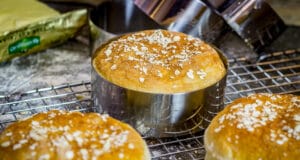 Brioche Buns – Französischer Frühstücksklassiker als Burger Brötchen Brioche Buns in Burger Ringen gebacken