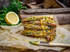 Auf dem Tisch angerichtet Quesadillas