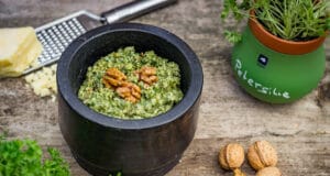 Walnusspesto Rezept aus frischen Kräutern fertiges Walnuss Pesto angerichtet