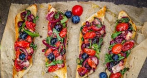 Tomaten Rucola Baguette mit Blaubeeren von der Plancha Tomate Rucola Baguette