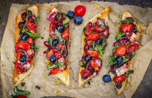 Tomaten Rucola Baguette mit Blaubeeren von der Plancha Tomate Rucola Baguette