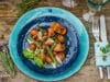 Spargelsalat mit geröstetem Brot Spargelsalat angerichtet