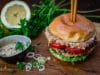 Asia Lachs-Burger mit Hoisin Sauce & Avocado Topping Asia Lachsburger